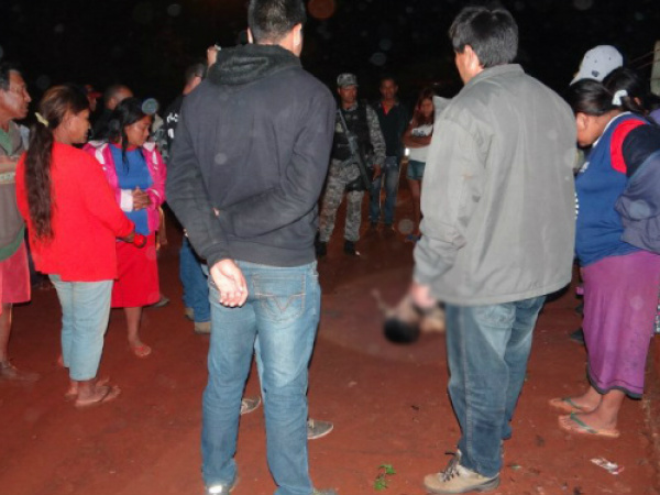 Em Dourados, um índio foi encontrado esfaqueado em uma rua da aldeia; ele morreu com um golpe de faca. (Foto: Cido Costa/Dourados Agora)