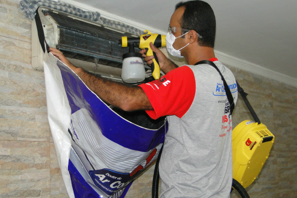 Empresa Dr. do Ar-condicionado é a única a fazer a limpeza sem retirar o aparelho. (Foto:Dourados Agora)