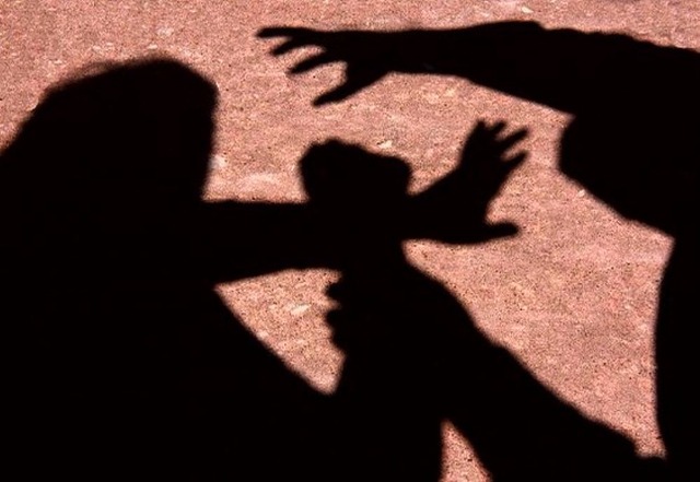 Menina procura polícia após ser estuprada por três homens