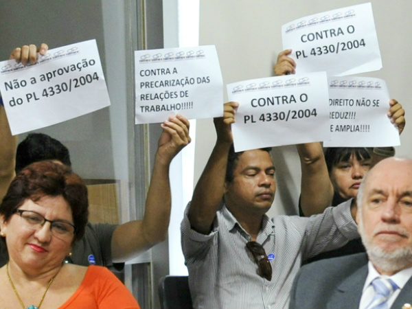 Representantes de sindicatos protestaram contra a terceirização de mão de obra em reunião na Comissão de Direitos Humanosfoto - Geraldo Magela/Agência Senado