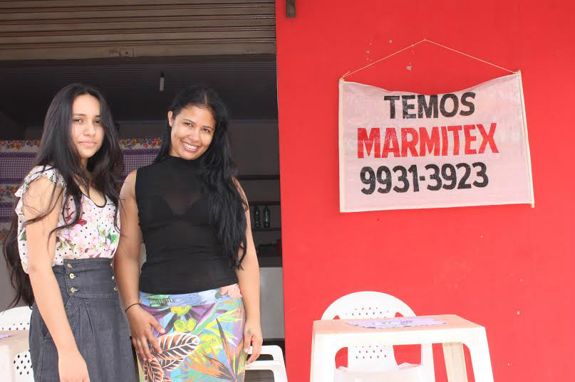 Luana Cristina Roth (à direita), com a auxiliar Gabrielly Duarte, montou um restaurante assim que a Avenida Vilso Gabiatti foi asfaltada