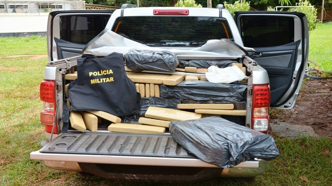 Camionete era produto de furto e carregava mais de 800 Kg de maconha (Foto: Ivinoticias)