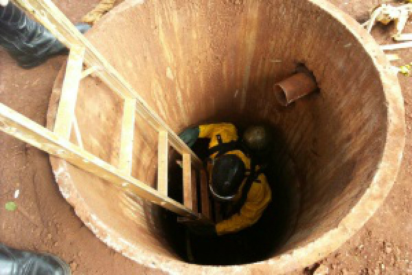 Bombeiro de Dourados desceu ao poço para retirar o corpo do cacique. foto - Cido Costa/Douradosagora