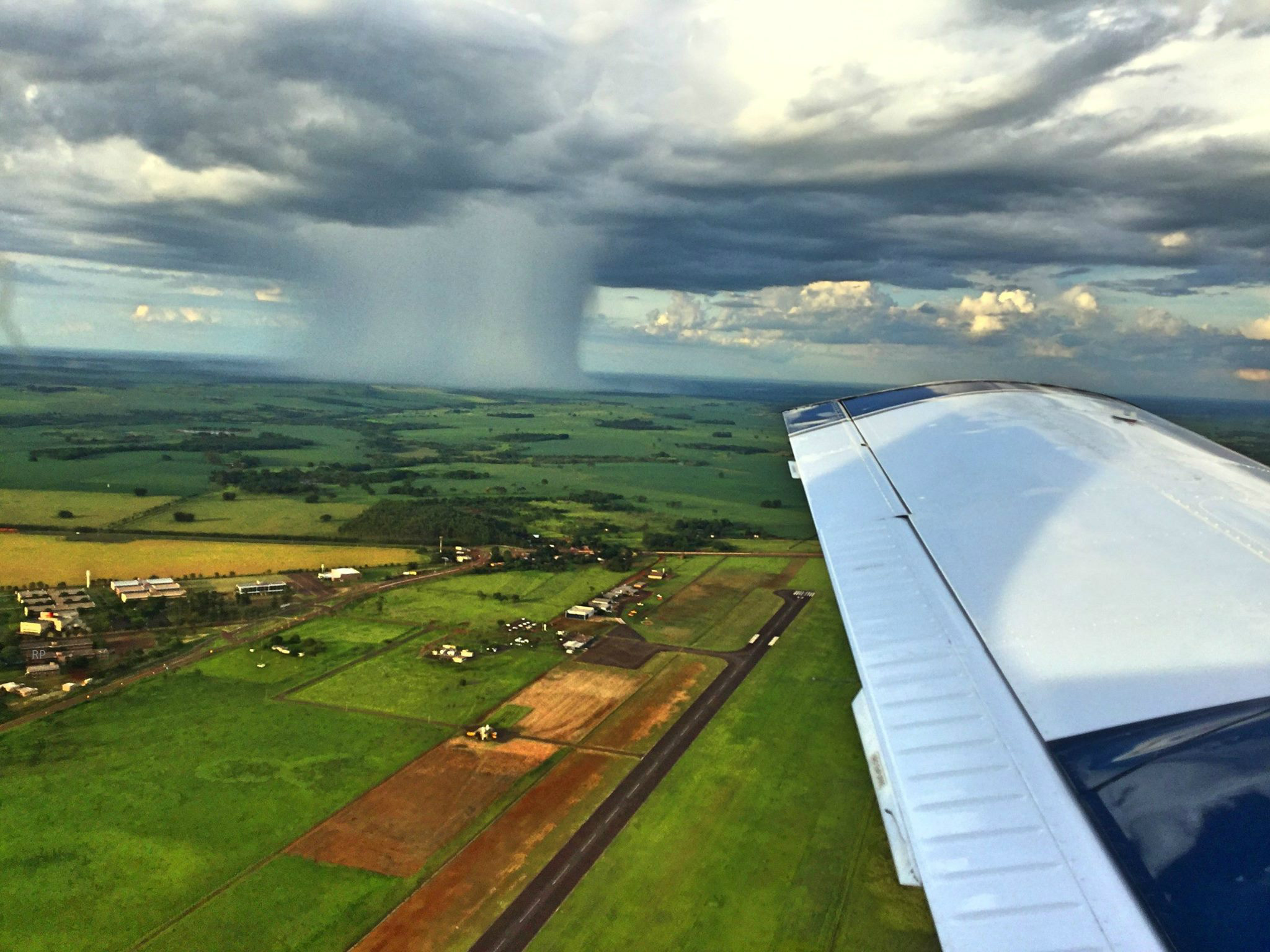 Imagem captada do aeroporto de Dourados no domingo mostra chuva isoladaFoto: Aviação regional de Dourados