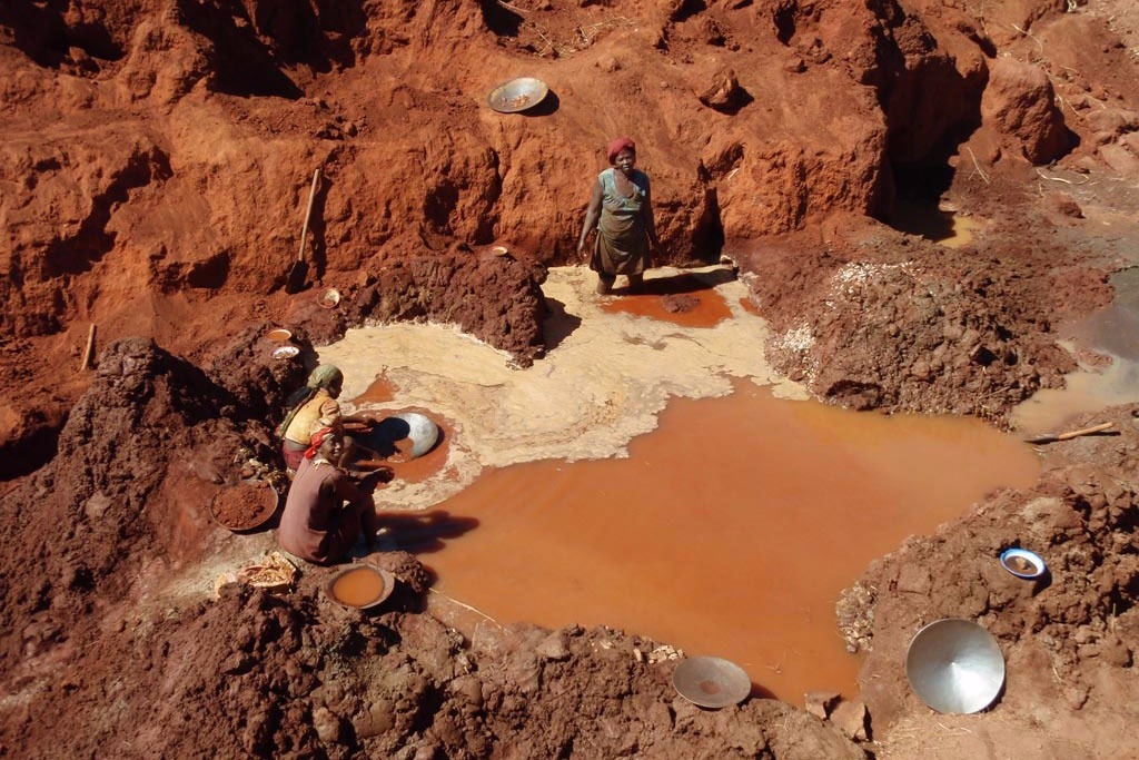 A nível global, a mineração artesanal de pequena escala é responsável por 35% das emissões de mercúrio liberadas nos ecossistemas. Na foto, mina em Madagascar. Foto: Global Environment Facility