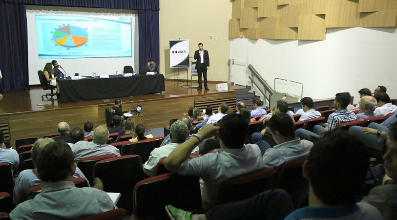 Consumidores e representantes de órgãos públicos e empresas privadas participaram da audiência pública na Capital.foto - Edemir Rodrigues