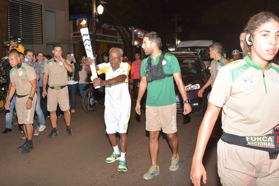 Seo Paulino, corredor de 10 São Silvestres, carregou a Tocha Olímpica em Dourados.foto - Marcos Ribeiro