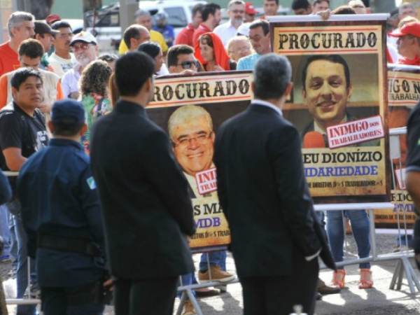Trabalhadores protestam contra terceirização aprovado pelos deputados (Foto: Alcides Neto/Campograndenews)