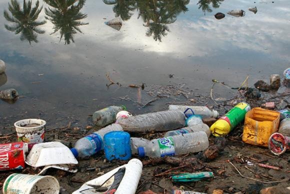 Cerca de 8 milhões de toneladas de plásticos vão parar nos oceanos todos os anos, trazendo graves prejuízos para o meio ambiente Foto ONU: Martine Perret