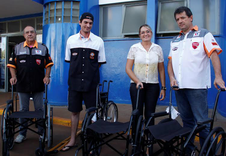 Foto: Chico LeiteCarlos Roberto Holosbach e o filho Renan Holosbach, que foi atendido no HV, entregaram as cadeiras de rodas e banho