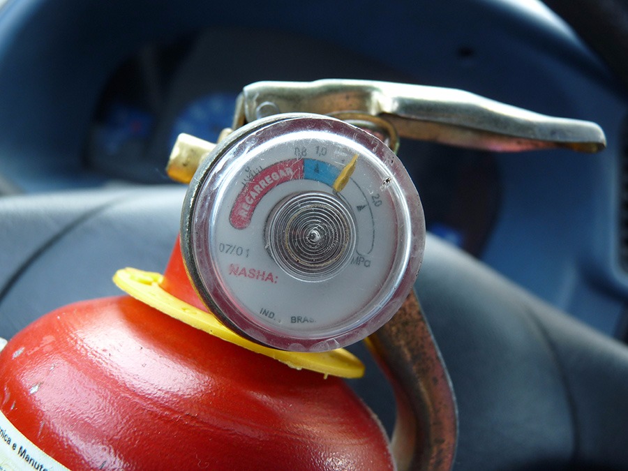 A proposta altera o Código de Trânsito Brasileiro (Lei 9.503/97), que hoje inclui cinto de segurança e airbag entre os itens obrigatórios, mas não o extintor. Foto: Arquivo Tecnodata