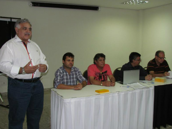 Francisco Cezario discursa após assembleia que o reelegeu presidente-executivo da Federação de Futebol do MS(FOTOS: ELVIO LOPES) 