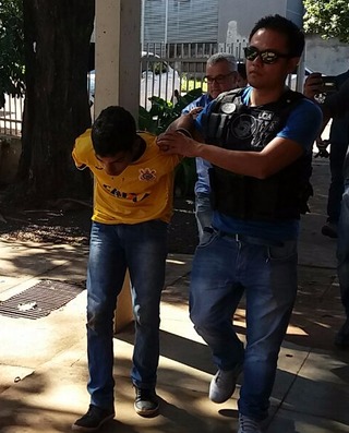 Três homens foram presos e duas mulheres e uma adolescente prestaram depoimento na delegacia. (Foto: Cido Costa)
