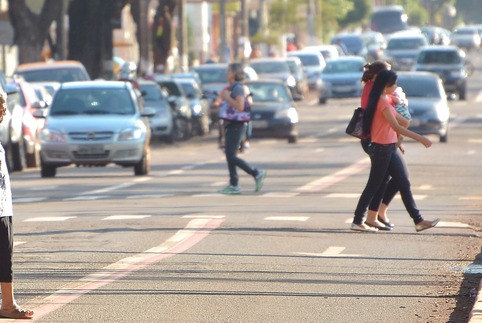Pessoas na faixa de pedestre trafegam com mais segurançafoto -  Marcos Ribeiro