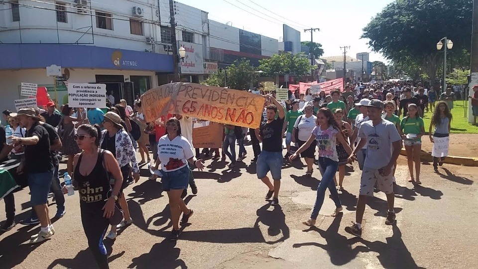 Em março foi realizado protestos contra em reformas em várias cidades do país. Dourados também entrou no cenário.Foto: Cido Costa