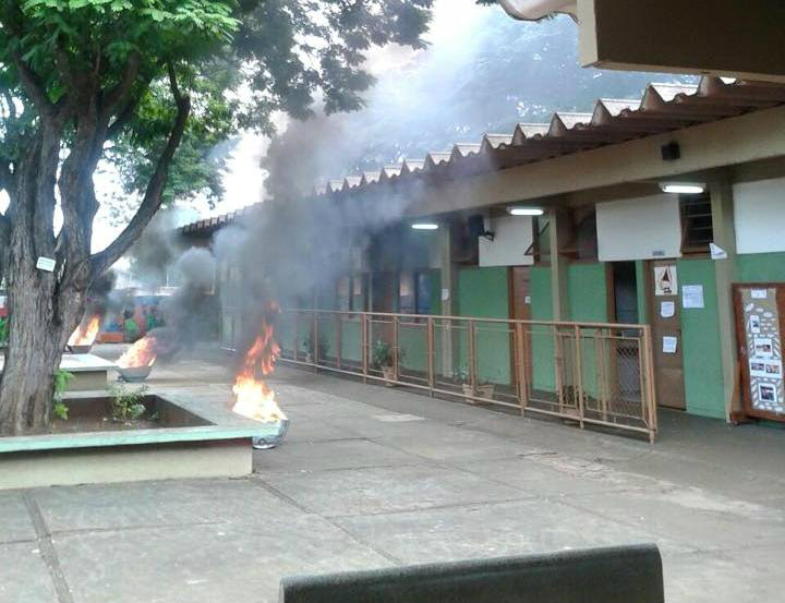 Fumaça chamou a atenção e vizinhos acreditaram em incêndio na escolaFoto: Divulgação