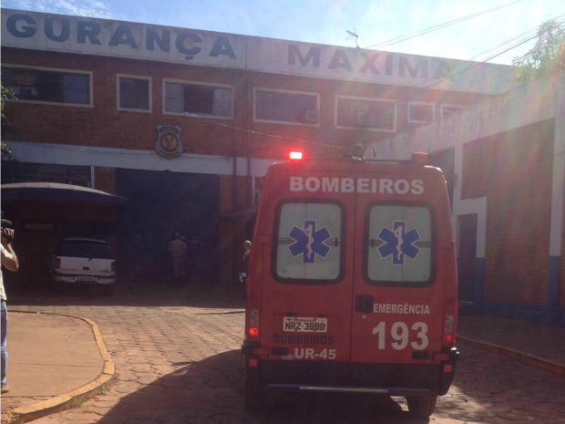 Corpo de Bombeiros já está no presídio de Campo Grande (Foto: Priscilla dos Santos/ G1 MS)