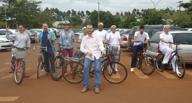 Colaboradores do HU que já fazem uso da bicicleta diariamente e hoje (8) participaram da campanha