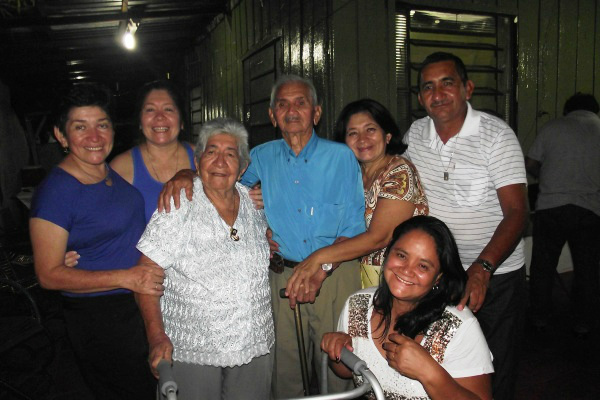 Dona Maria Verônica Lopes Delgado, 84 anos, mais conhecida como ‘Chiquita’ reunida com alguns filhos. (Foto: Fatima Frota)