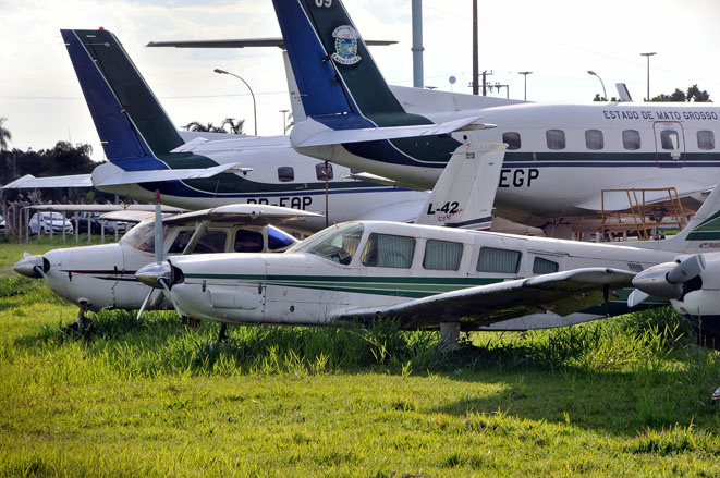 Cemitério de aviões ocupa área do hangar do governo do Estado no Aeroporto da Capital (Foto: Valdenir Rezende/Correio do Estado)