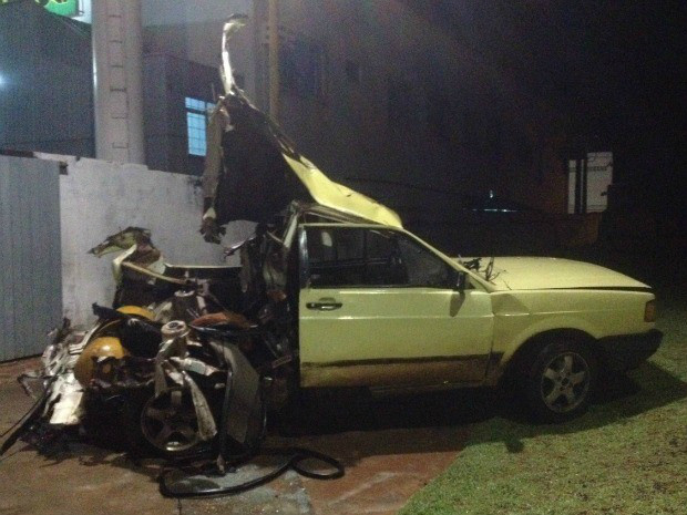 Explosão destruiu parte traseira de veículo movido a gás (Foto: Flávio Gomes/ TV Morena)