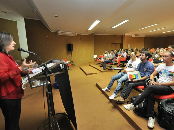 Legenda: Seminário sobre diversidade reúne dezenas de pessoas no auditório da Prefeitura de DouradosCrédito: A. Frota