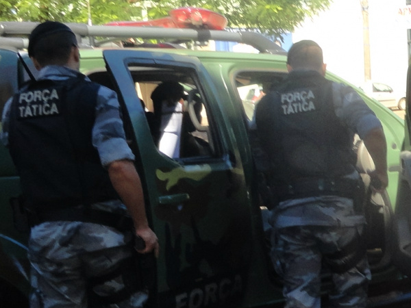 Policiais militares da Força Tática reforça blitz em região de bancos, centro e bairros. foto - Douradosagora