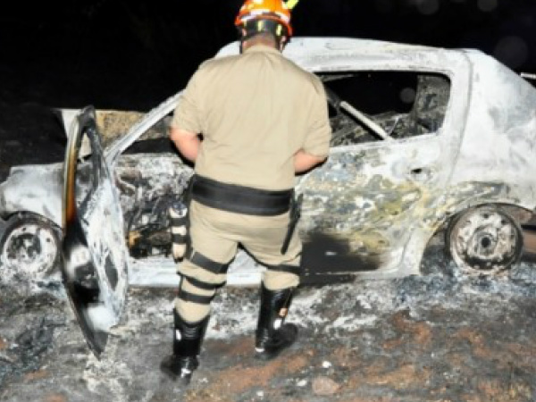 Veículo destruído pelo fogo (Foto: Márcio Rogério/Nova News)