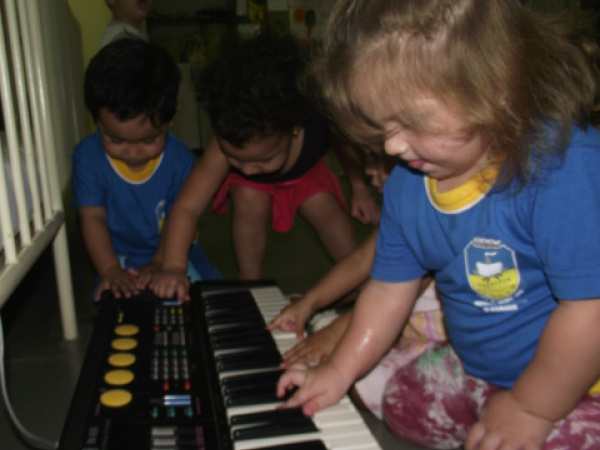 Crianças do berçário do Ceim Kátia Marques em momento de “intimidades” com o teclado. (Foto: Fátima Frota)