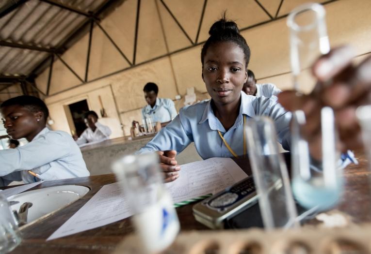 Adolescente conduz experimento durante aula de química na Escola Secundária Kamulanga, em Lusaka, capital de Zâmbia. Foto: UNICEF