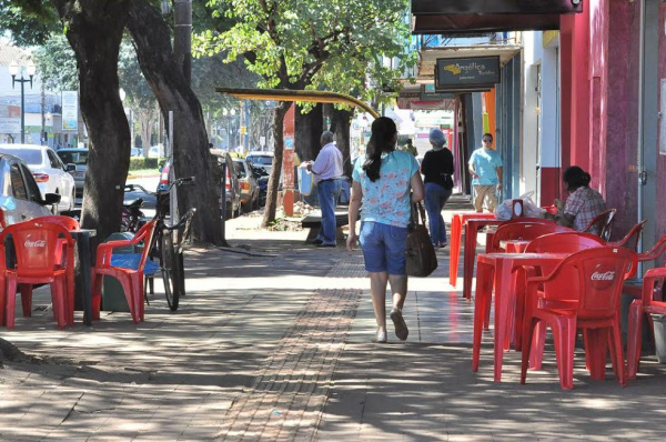 Mudança na lei libera uso de parte das calçadas por lanchonetes e sorveterias, mas preserva o espaço para pedestresCrédito: A. Frota​