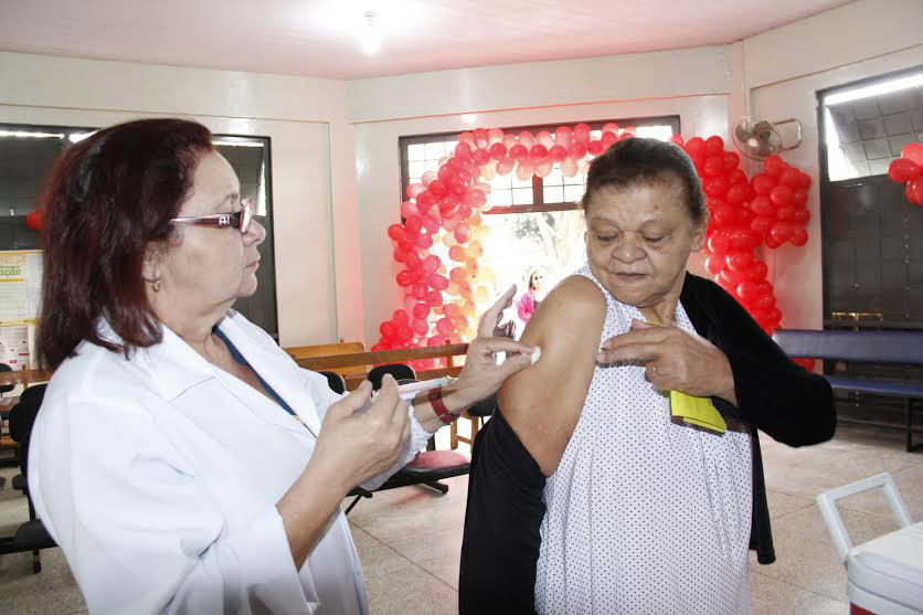 Vacinação é feita nos postos de saúdeFoto: Chico Leite
