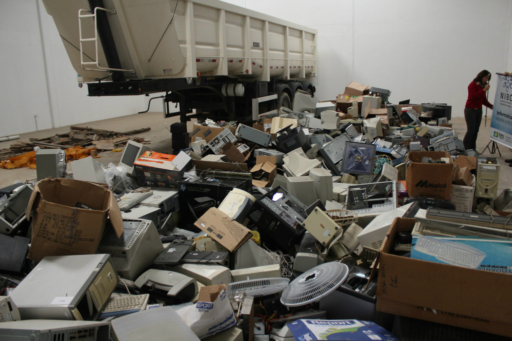Coleta de lixo eletrônico. Foto: Flickr/papasiri.com (cc)