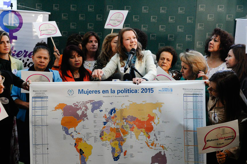Bancada feminina exige cota para mulheres na política
