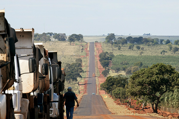 Asfalto corta região isolada, considerada nova rota da produção em Mato Grosso do Sul. (Foto: Rachid Waqued)