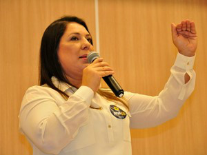 Janete Riva fazia campanha em Pontes e Lacerdaneste sábado (Foto: Renê Dióz / G1)