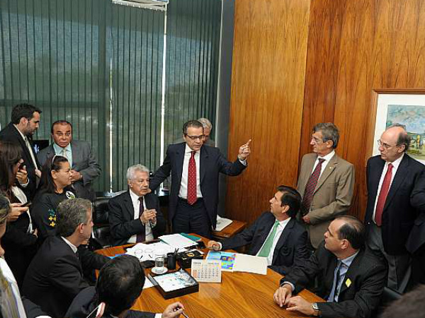 O presidente da Câmara, Henrique Alves (C), recebeu entidades ligadas ao setor da saúde.foto - Luiz Macedo/Câmara