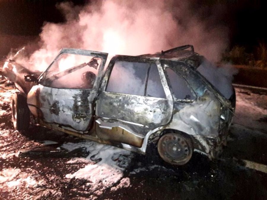 Condutor e passageiros do Gol morreram carbonizadosFotos: Nova News