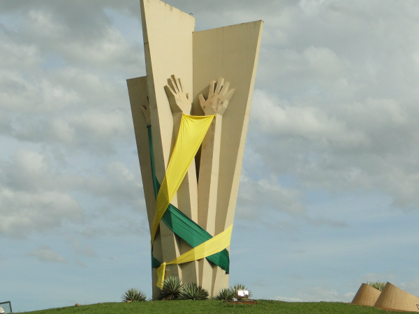 Monumento ao Colono, na entrada de Dourados, vindo da capitalfoto - HÉDIO FAZAN