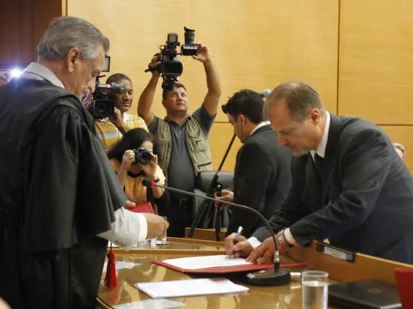 Presidente do TJMS, desembargador Joenildo de Souza Chaves empossa Amaury Klukinski como novo membro do Tribunal(FOTO: ASSESSORIA TJMS) 