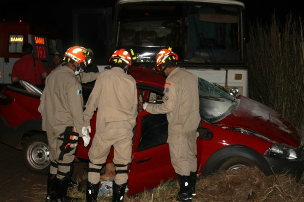 Carro foi atingido por ônibus e arrastado 30 metros - Foto: Almir Portela/Nova News