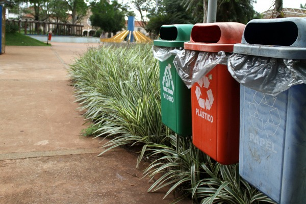 Lixeiras no centro da cidade separam materiais para reciclagem
