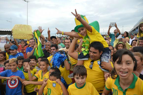 Torcedores aguardam a passagem do ônibus da seleção brasileira após o treino na Arena Castelão para a Copa do Mundo 2014Marcello Casal Jr/Agência Brasil