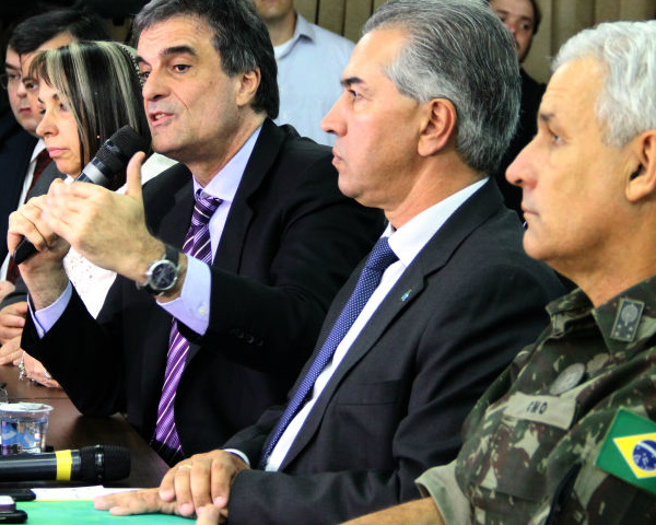 Ministro em reunião esta semana com lideranças rurais e indígenas, ao lado do governador e Exércitofoto - Chico Leite