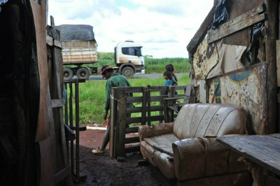 Sem escolha, indígenas moram em barracos improvisados ao lado da rodovia. Foto: MPF/MS