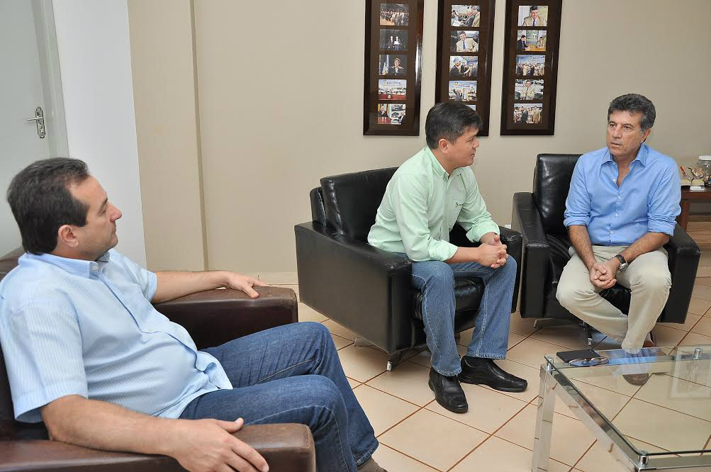 Foto: A. Frota Maurício Saito e Marisvaldo Zeuli reunidos com o prefeito Murilo tratando do lançamento o plantio nacional da soja em Dourados