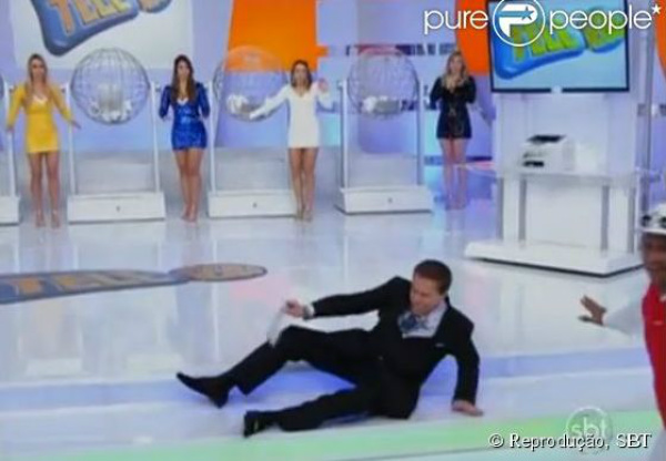 Durante sorteio da Tele Sena, Silvio Santos cai no palco