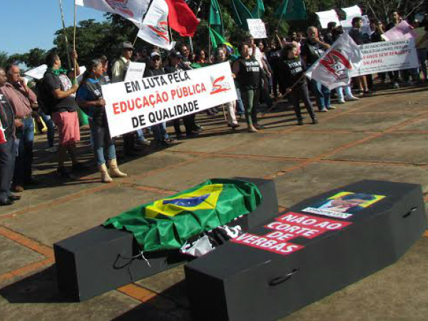 Servidores ligados a vários sindicatos em protesto, ontem, na Capitalfoto - Elvio Lopes