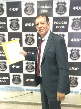 Eli José de Oliveira com inquérito na mão (Foto: EGO)
