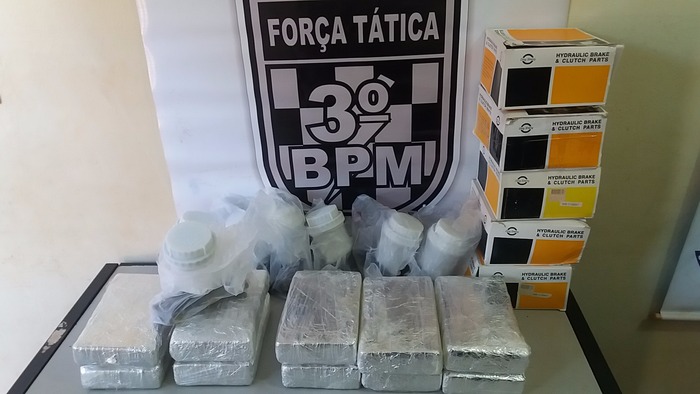 Tabletes de cocaína e caixas onde estavam a droga (Foto: Cido Costa)
